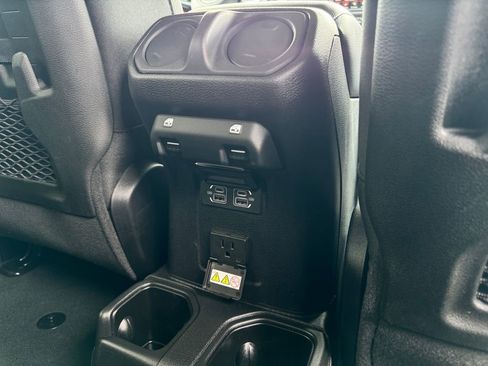 Used 2022 Jeep Wrangler Unlimited Rubicon w/ Cold Weather Group AWD/4WD image 15