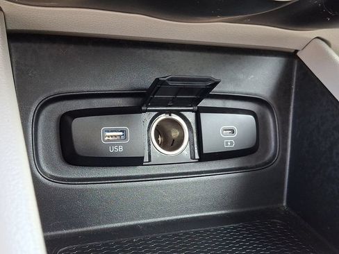 Certified 2025 Hyundai Venue SEL FWD image 25