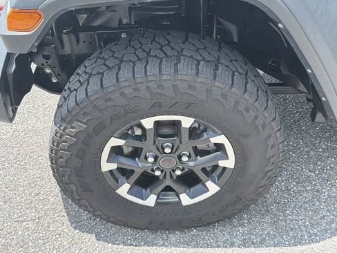 Used 2024 Jeep Gladiator Rubicon w/ Technology Group AWD/4WD image 11