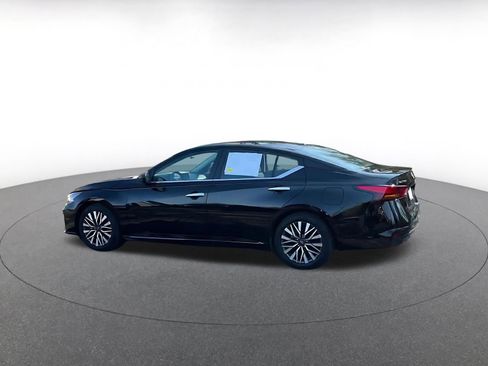 Used 2025 Nissan Altima 2.5 SV image 10