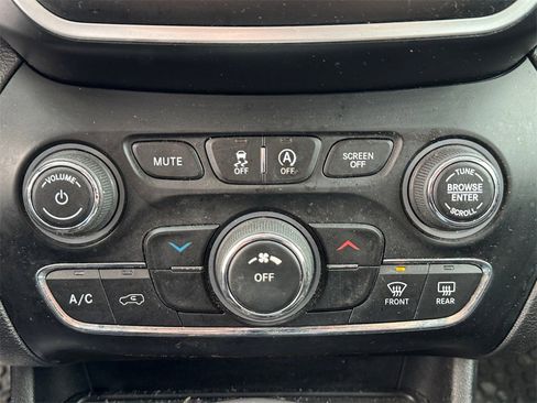 Certified 2019 Jeep Cherokee Latitude Plus w/ Cold Weather Group image 19