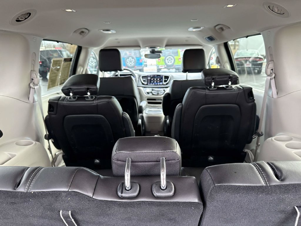 Used 2023 Chrysler Pacifica Touring-L AWD/4WD image 9