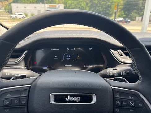 Used 2023 Jeep Grand Cherokee Limited w/ Black Appearance Package AWD/4WD image 5