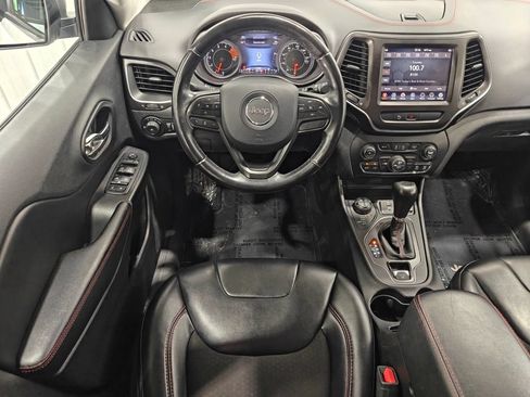 Used 2019 Jeep Cherokee Trailhawk AWD/4WD image 4