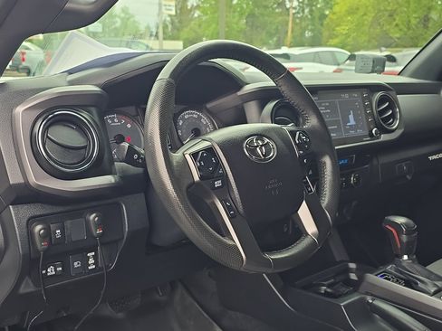 Used 2021 Toyota Tacoma TRD Off-Road w/ Technology Package AWD/4WD image 13