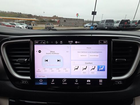 Used 2023 Chrysler Pacifica Touring-L image 21