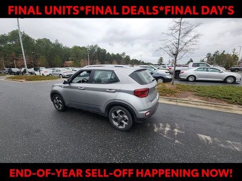 Used 2024 Hyundai Venue SEL image 9