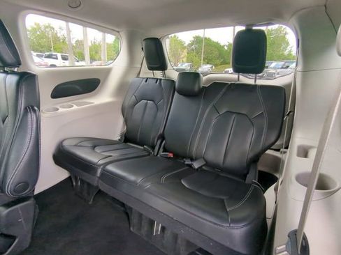 Used 2023 Chrysler Pacifica Touring-L image 16