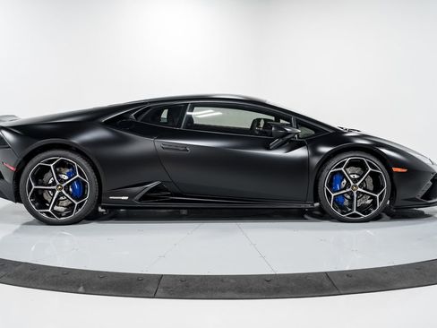 Used 2022 Lamborghini Huracan EVO RWD image 2