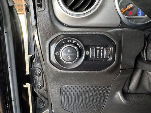 Used 2020 Jeep Gladiator Overland AWD/4WD image 19