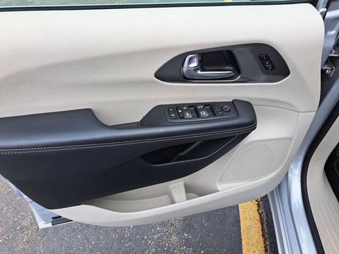 Used 2023 Chrysler Pacifica Touring-L FWD image 21