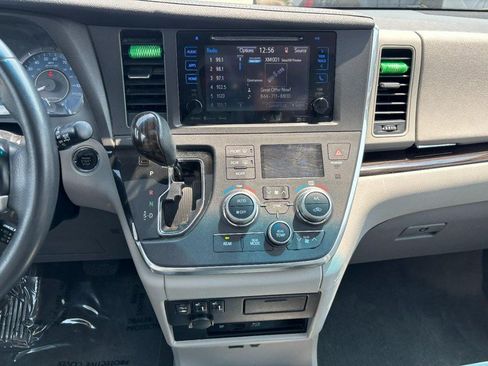 Used 2017 Toyota Sienna XLE Premium FWD image 15