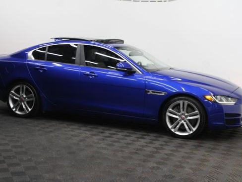 Used 2017 Jaguar XE Premium image 3