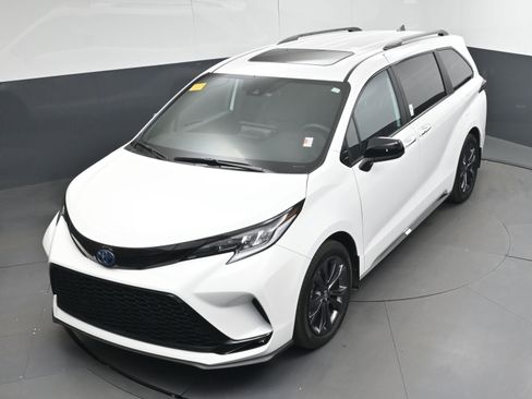 Used 2025 Toyota Sienna XSE image 29