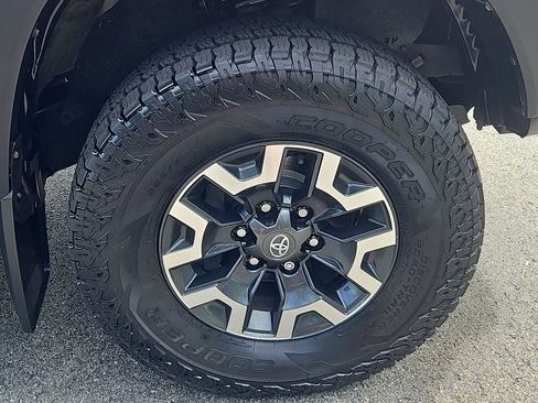 Used 2022 Toyota Tacoma TRD Off-Road AWD/4WD image 25