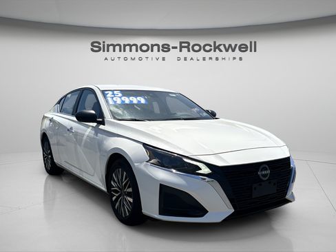 Used 2025 Nissan Altima 2.5 SV FWD image 11