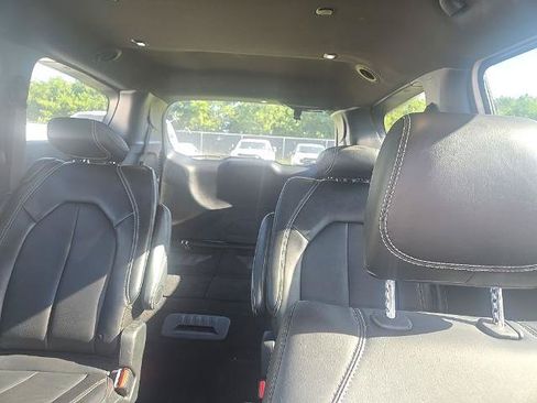 Used 2025 Chrysler Pacifica Select FWD image 5