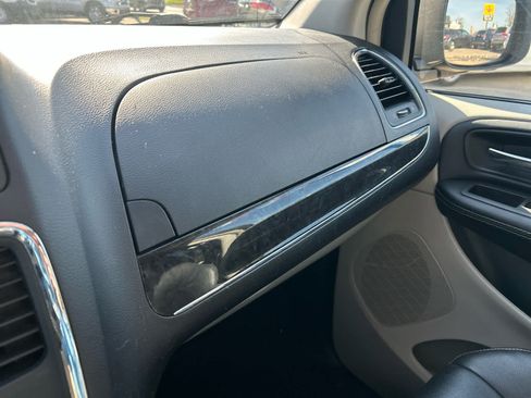 Used 2015 Chrysler Town & Country Touring FWD image 37