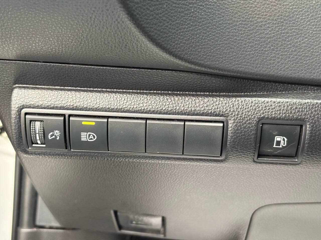 Used 2022 Toyota Corolla LE w/ Premium Interior Package FWD image 33