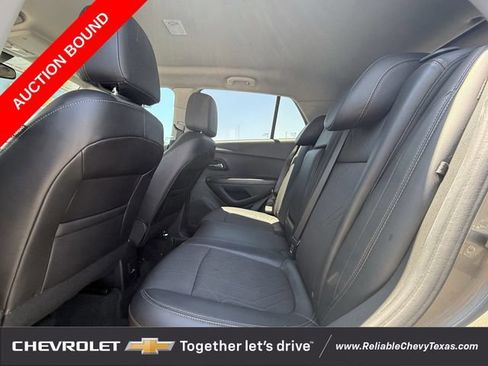 Used 2022 Chevrolet Trax LT w/ LT Convenience Package FWD image 28