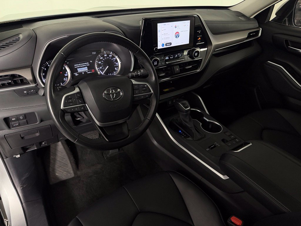 Used 2025 Toyota Highlander XLE FWD image 11