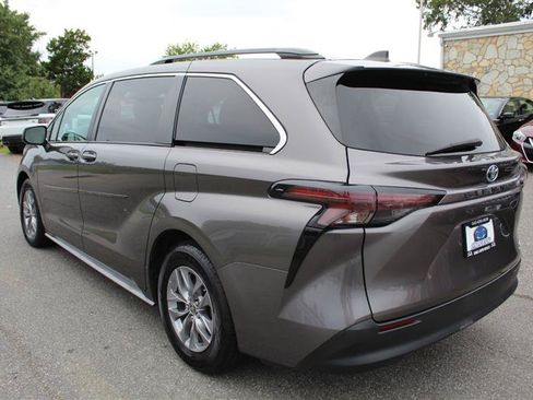 Used 2023 Toyota Sienna LE w/ LE Plus Package FWD image 5