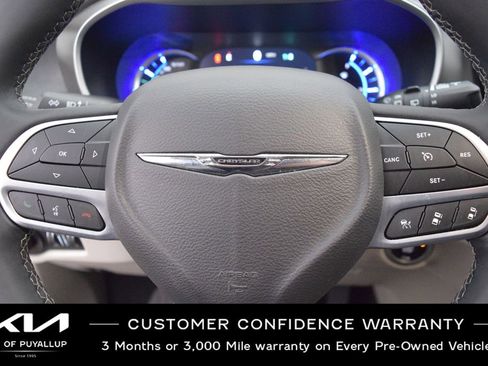 Used 2023 Chrysler Pacifica Touring-L image 26