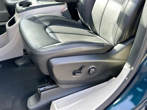 Used 2023 Chrysler Pacifica Touring-L image 18