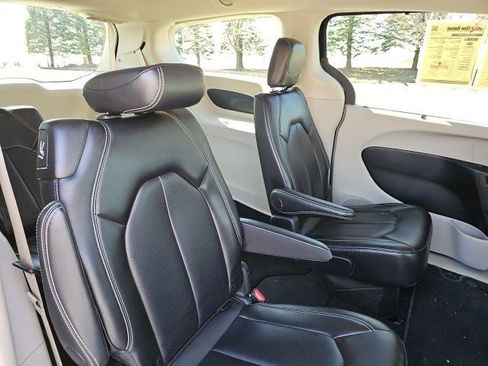 Used 2024 Chrysler Pacifica Touring-L image 14