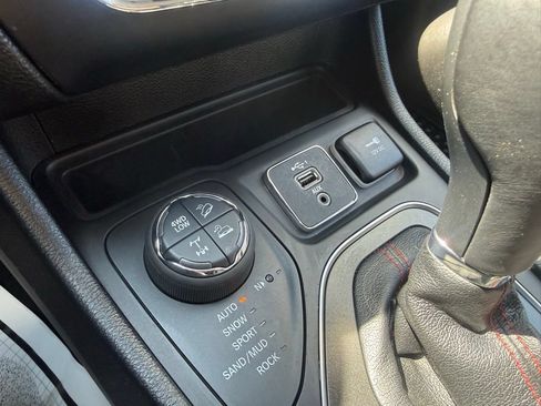 Used 2022 Jeep Cherokee Trailhawk w/ Premium Leather Package AWD/4WD image 27