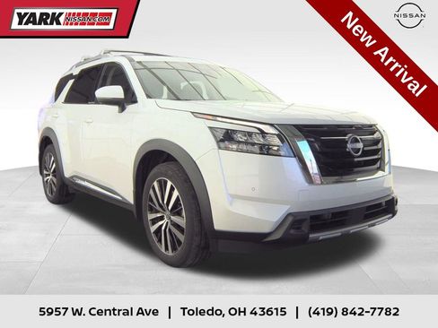 Certified 2025 Nissan Pathfinder Platinum AWD/4WD image 1