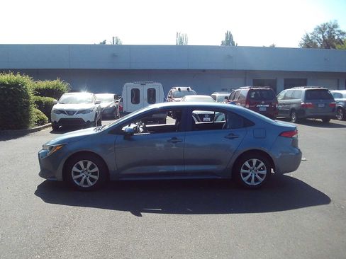 Used 2021 Toyota Corolla LE FWD image 2