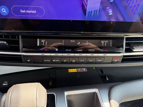 Used 2025 Toyota Sienna XLE FWD image 22