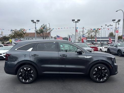 Used 2024 Kia Sorento EX w/ Panoramic Sunroof Package FWD image 3