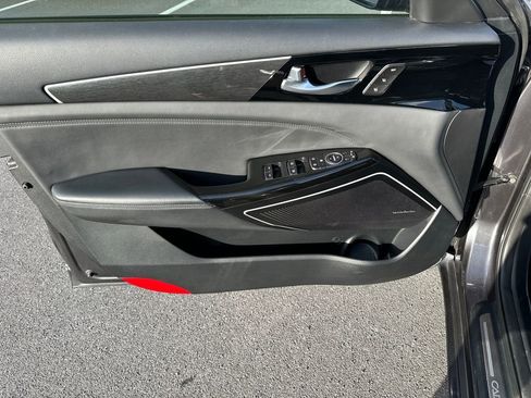 Used 2017 Kia Cadenza Limited image 14