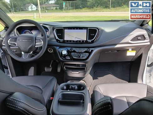 New 2027 Chrysler Pacifica Select w/ Family Tech Group AWD/4WD image 27