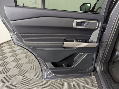 Used 2024 Ford Explorer XLT image 27