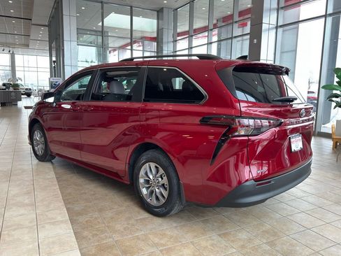 New 2026 Toyota Sienna LE image 3