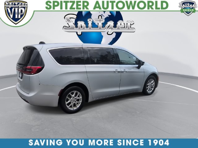 Used 2024 Chrysler Pacifica Touring-L FWD image 10