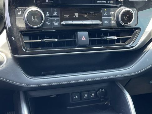 Certified 2021 Toyota Highlander XLE FWD image 19