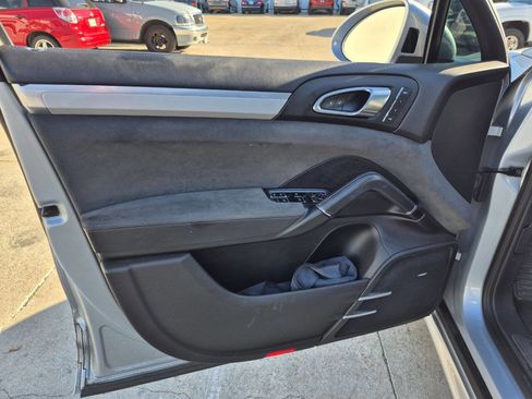 Used 2016 Porsche Cayenne GTS image 11