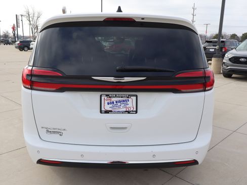 Used 2024 Chrysler Pacifica Touring-L image 6
