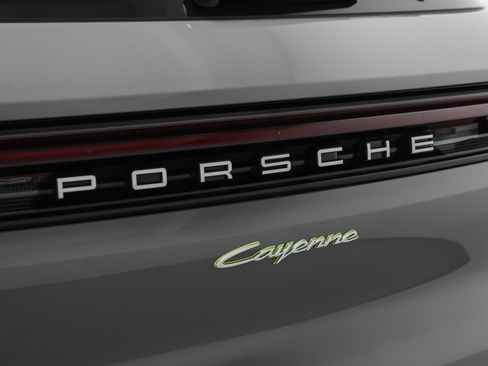 Used 2025 Porsche Cayenne E-Hybrid image 20