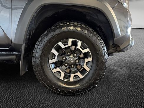 Used 2021 Toyota Tacoma TRD Off-Road w/ Technology Package AWD/4WD image 11