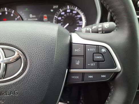 Certified 2023 Toyota Highlander XLE image 17