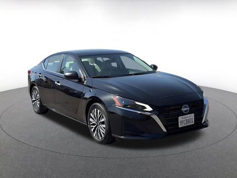 Used 2025 Nissan Altima 2.5 SV image 3