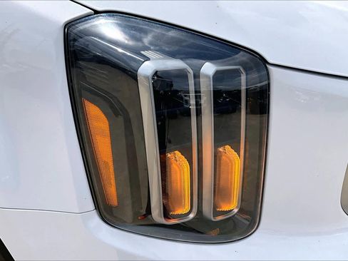 Used 2024 Kia Telluride EX w/ EX Captain's Chair Package image 27