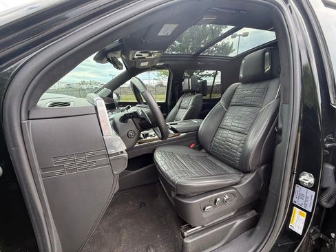 Certified 2025 Cadillac Escalade Premium Luxury Platinum w/ LPO, Floor Liner Package AWD/4WD image 4