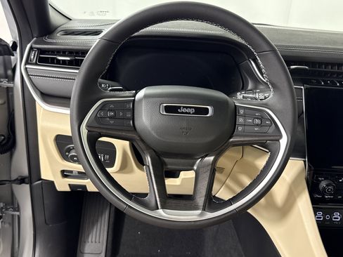 New 2025 Jeep Grand Cherokee Limited w/ Trailer Tow Package AWD/4WD image 16