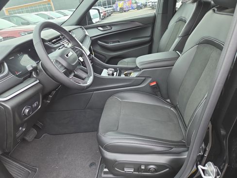 New 2025 Jeep Grand Cherokee Laredo image 4